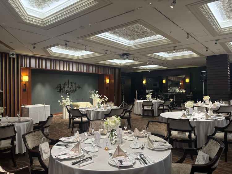 披露宴会場の写真。ペット可らしく、リードなしで常にフリーでOKとのことでした。