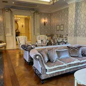 アンティーク調にまとめられた披露宴会場の全室になります。雰囲気がガラッとかわり可愛らしい印象です。