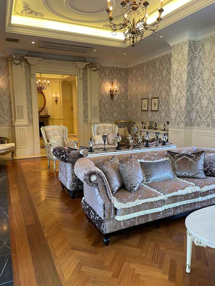 アンティーク調にまとめられた披露宴会場の全室になります。雰囲気がガラッとかわり可愛らしい印象です。