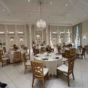 白い方の披露宴会場