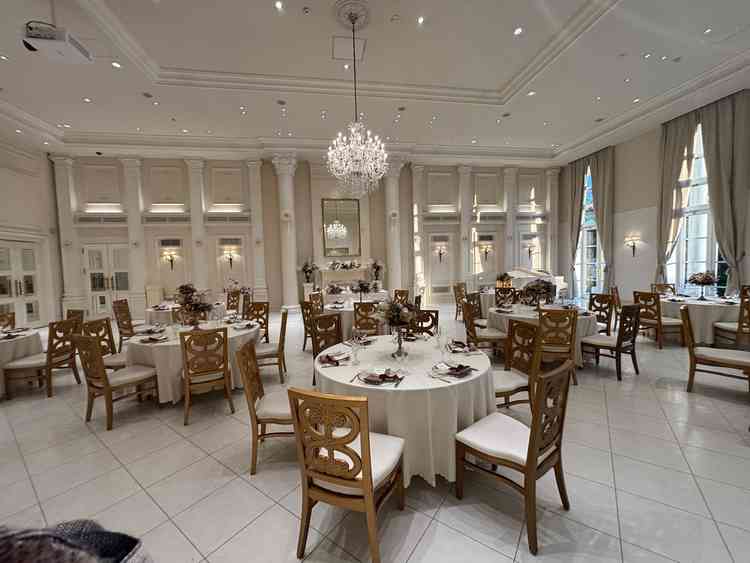 白い方の披露宴会場