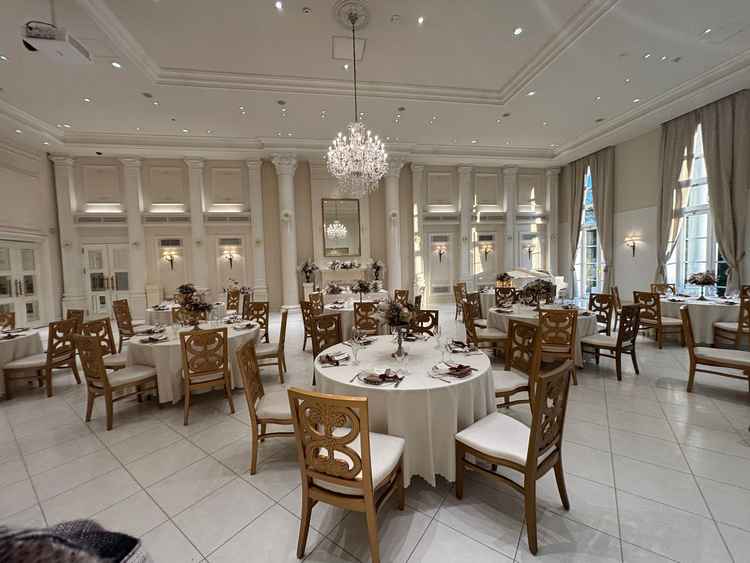 白い方の披露宴会場