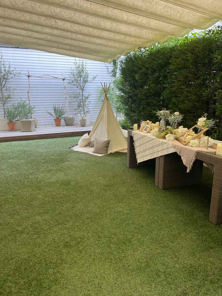 披露宴会場①のすぐ隣にあるお庭です。屋根があって雨が降っても使えるのが良いと思いました。