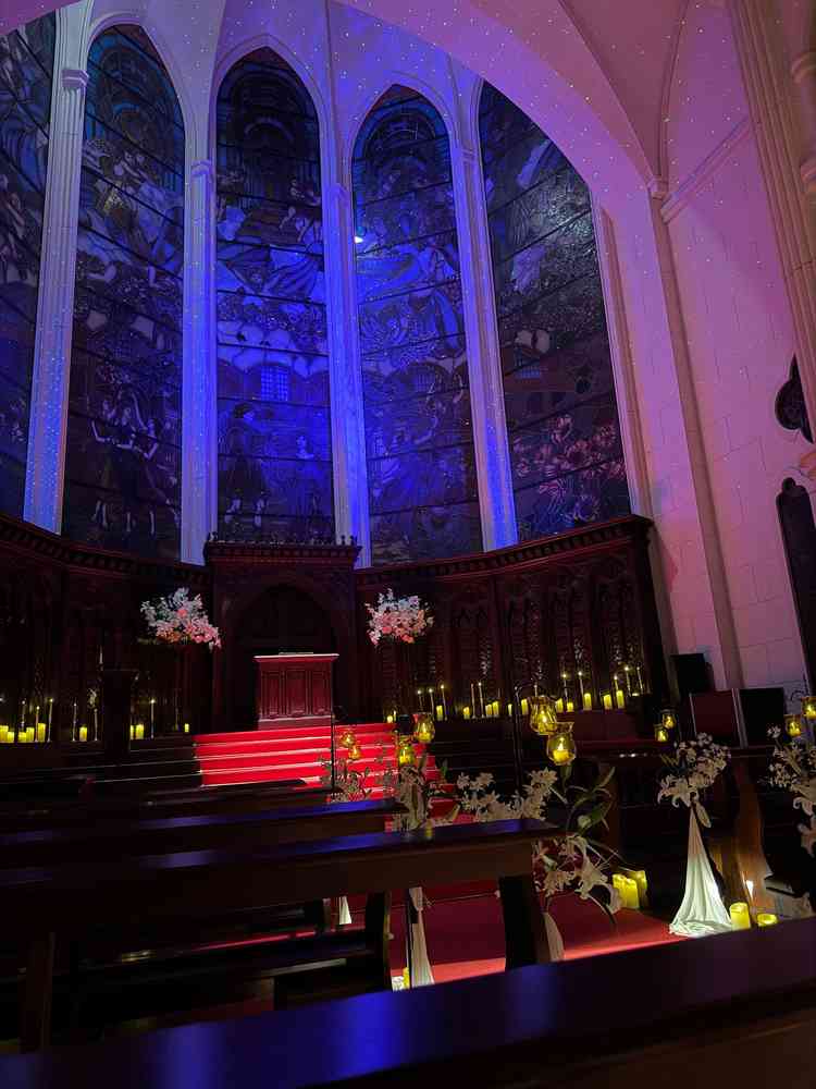 プラネタリウム演出のお写真。暗くなったチャペルはとても幻想的でした