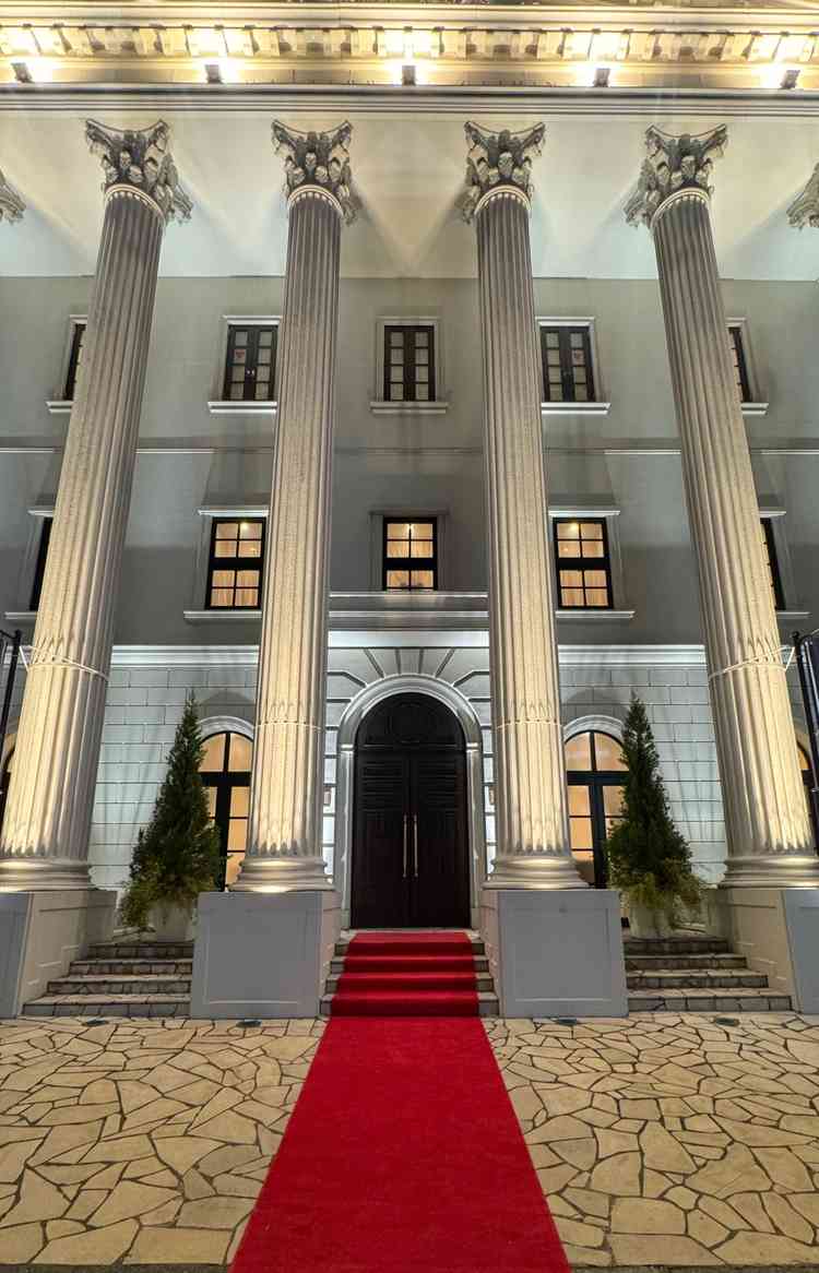 夜のライトアップされた外観も素敵だった。