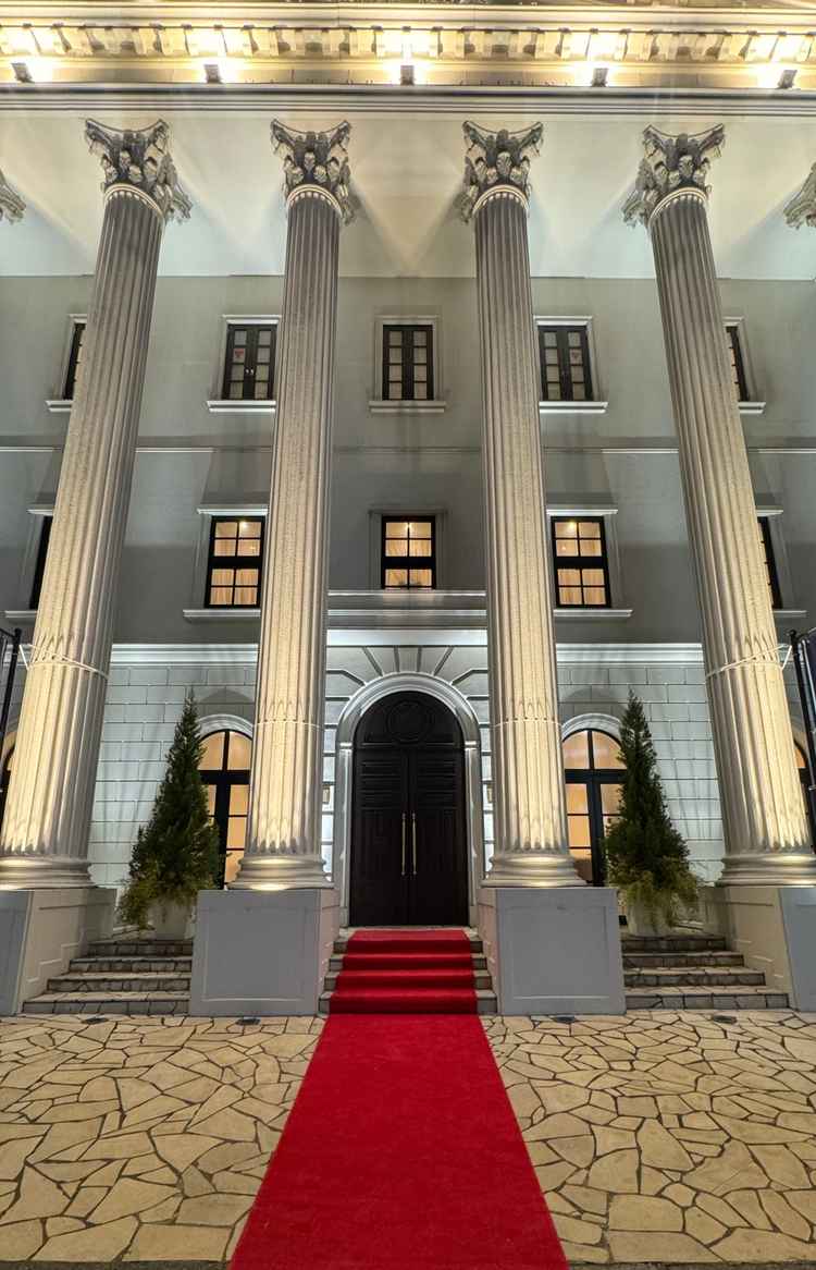 夜のライトアップされた外観も素敵だった。