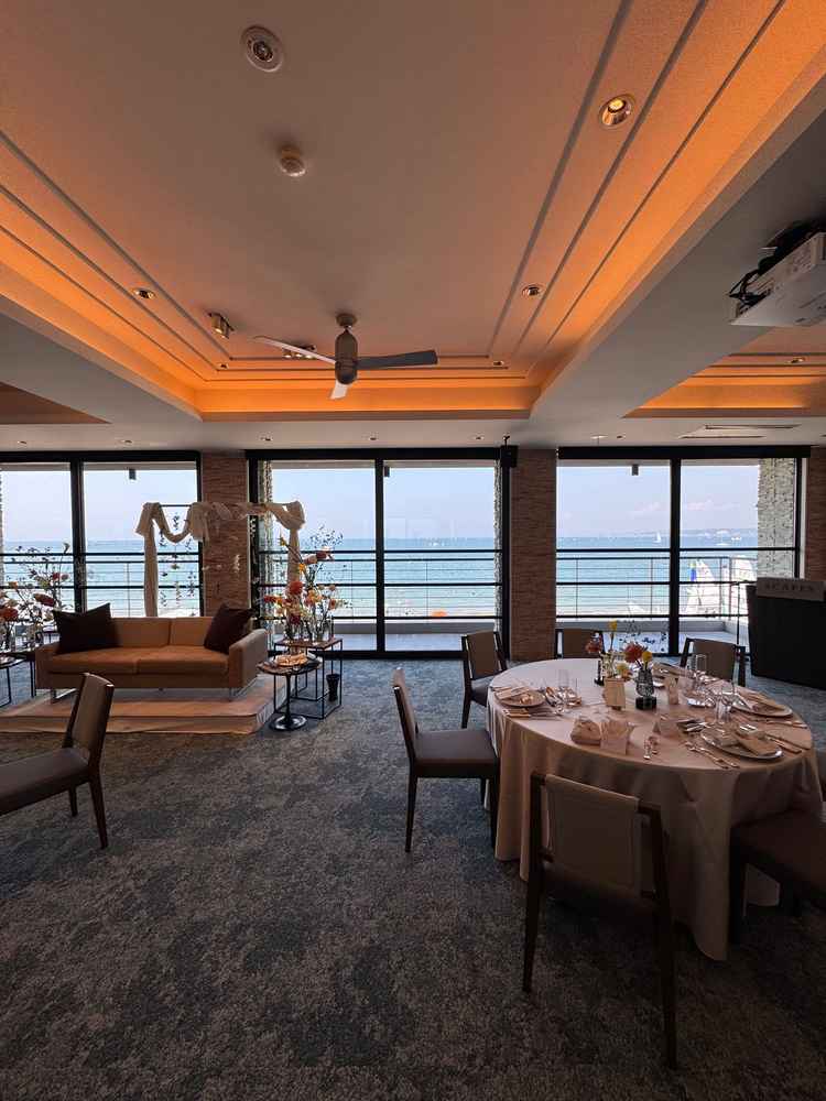 海が一望できる披露宴会場。長方形のカタチである為ゲストとの距離も近く感じアットホームな雰囲気でした。