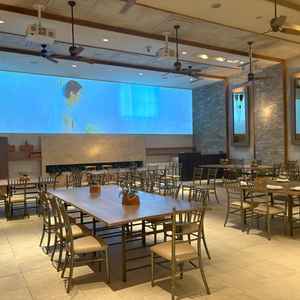 地下が披露宴会場となっているが天井が高く、かなり開放感がある。横長のスクリーンで全体的におしゃれ。