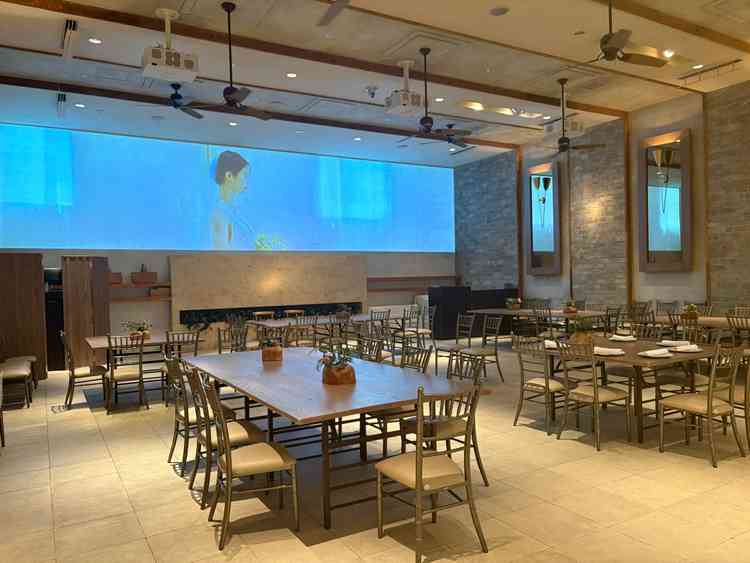 地下が披露宴会場となっているが天井が高く、かなり開放感がある。横長のスクリーンで全体的におしゃれ。