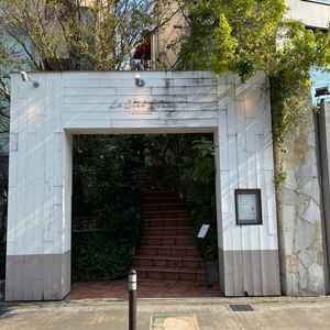 入り口。結婚式場とは思えない外観でワクワク感が出ます。夜はライトアップされて綺麗でした。