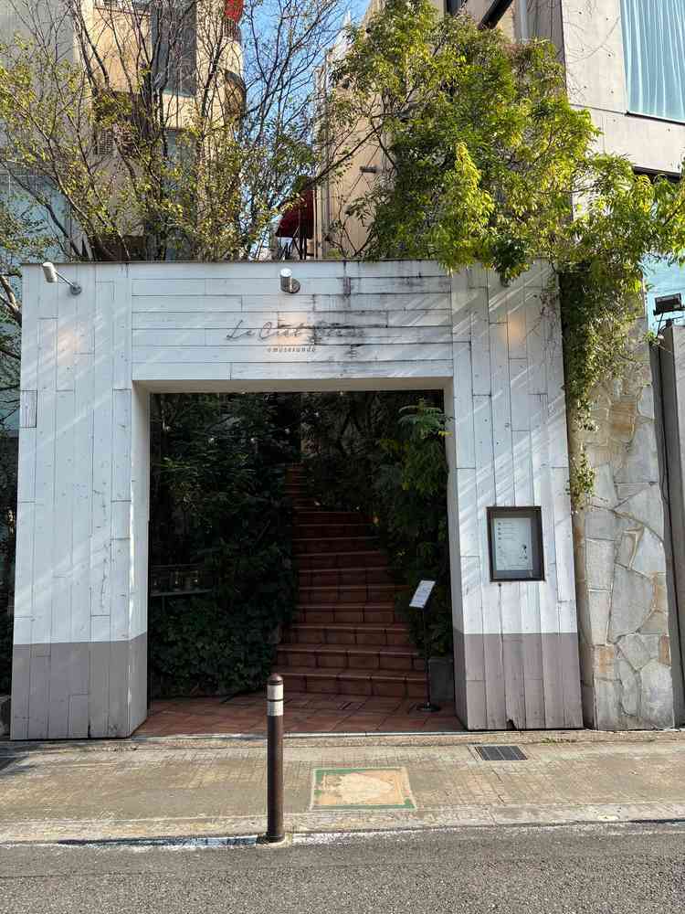 入り口。結婚式場とは思えない外観でワクワク感が出ます。夜はライトアップされて綺麗でした。