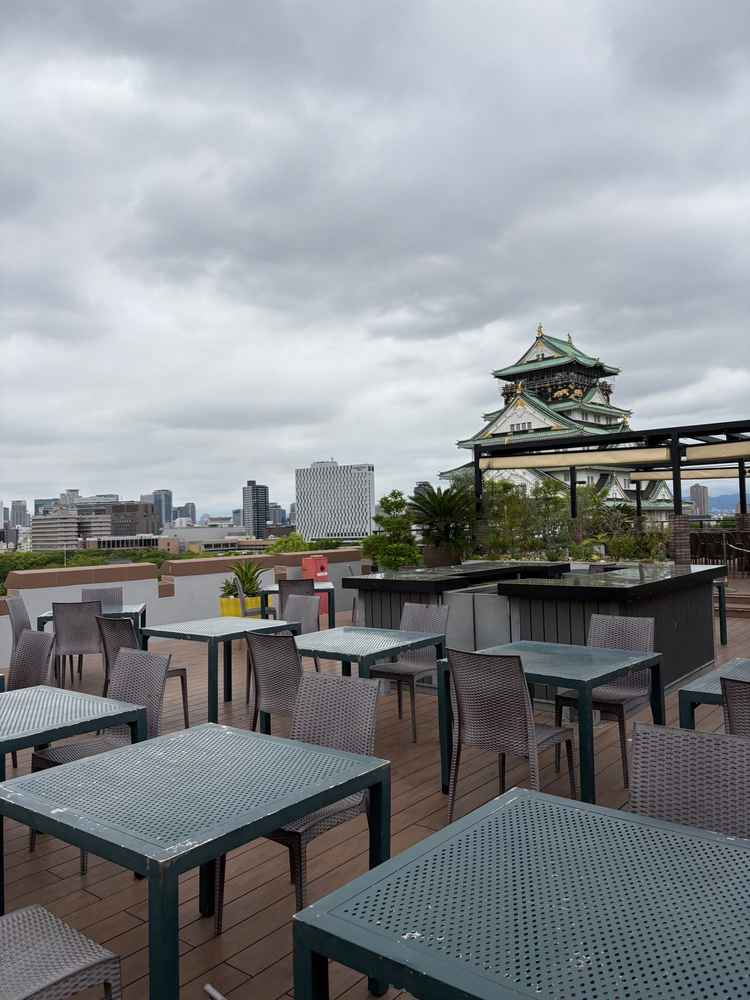 神前式後、披露宴前にこちらで写真を撮るそうです。大阪城が大迫力で出迎えてくれます。
