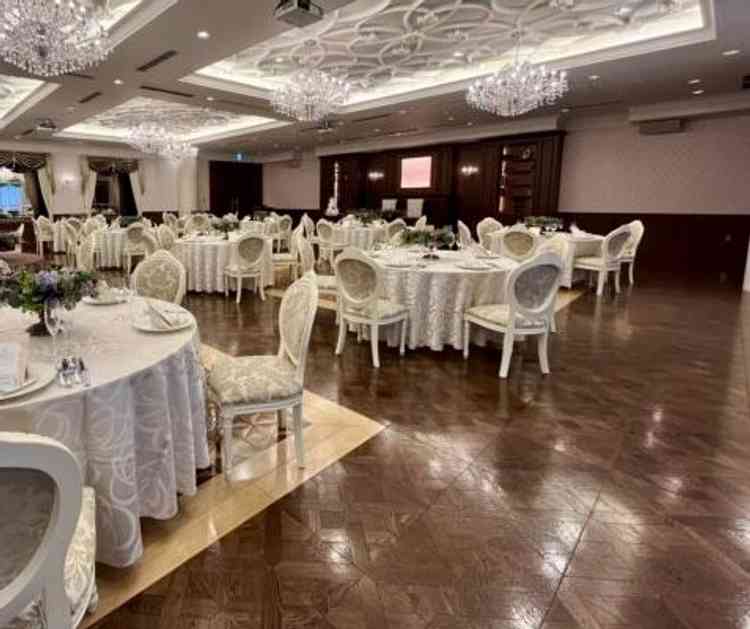 披露宴会場です。待機ルームと同じく広々としておりゲスト間の空間も安心できました。