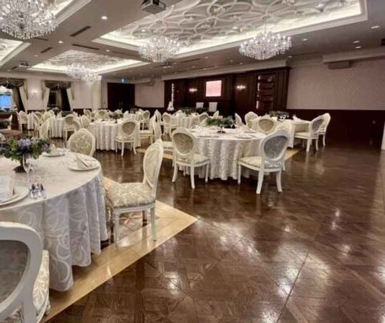 披露宴会場です。待機ルームと同じく広々としておりゲスト間の空間も安心できました。