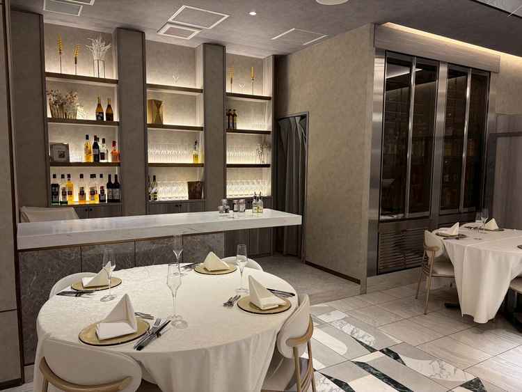 披露宴会場と、バーカウンター。