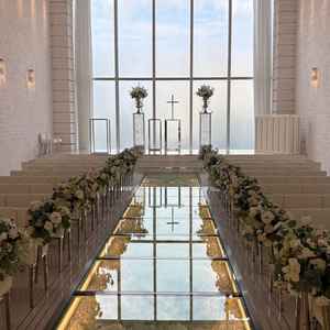 バージンロードがガラス張りで、お花やクリスタルが敷き詰められていて綺麗でした。