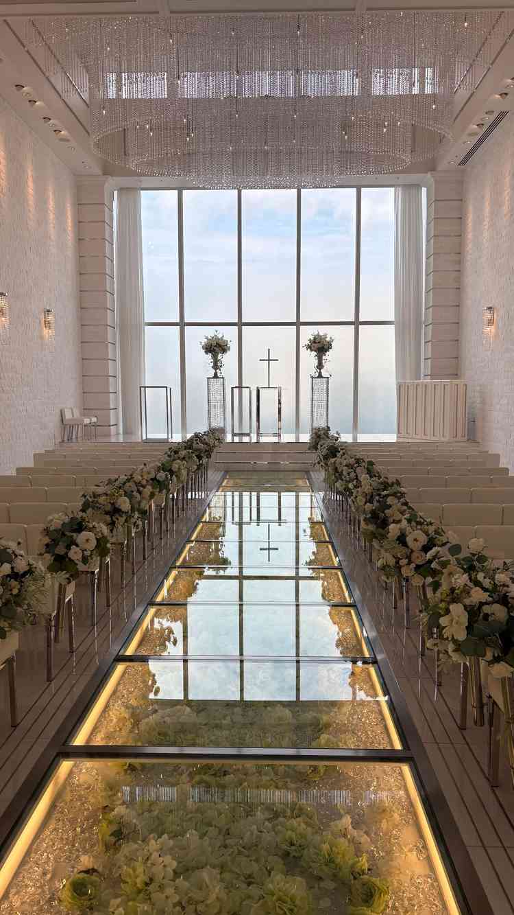 バージンロードがガラス張りで、お花やクリスタルが敷き詰められていて綺麗でした。