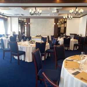 披露宴会場「結の間」の全体写真。幅広い年代のゲストが過ごしやすそうな印象でした。