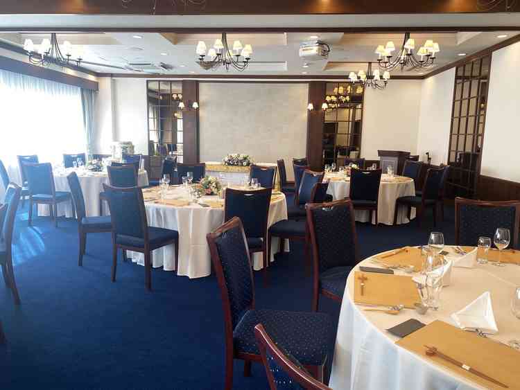 披露宴会場「結の間」の全体写真。幅広い年代のゲストが過ごしやすそうな印象でした。