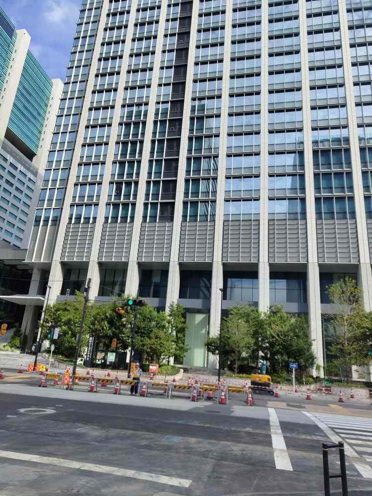 ホテル外観。品川駅から徒歩7.8分くらいだった。オフィスビルばかりなので、土日はかなり静か。