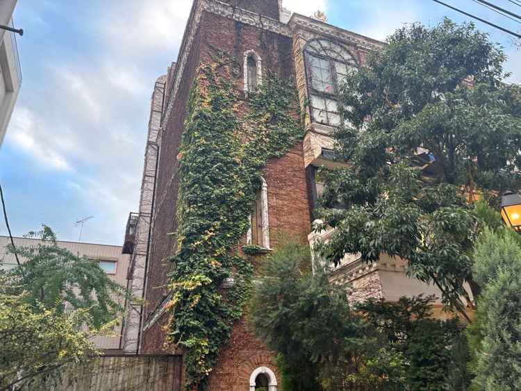 ハリーポッターの物語に出てきそうな外観。