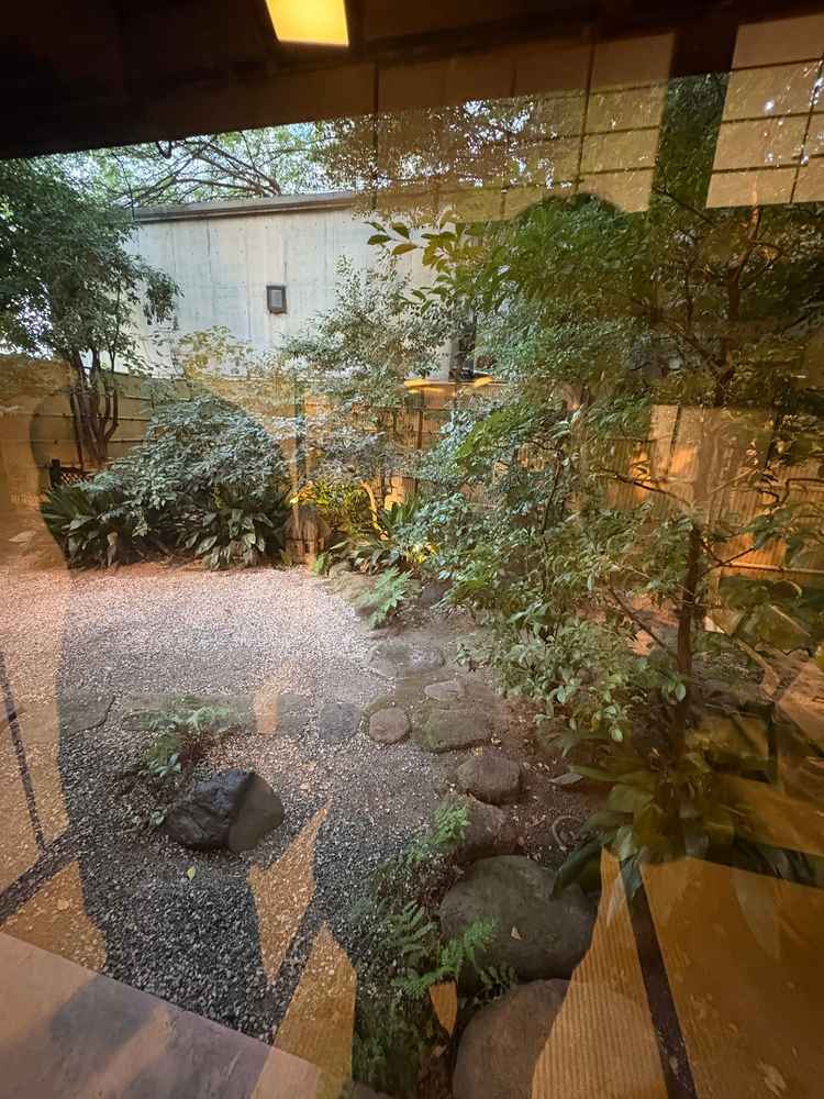 披露宴会場から見た庭園。この後この部屋に別のお客様が来られるので、エアコンの関係で窓は開けていない。