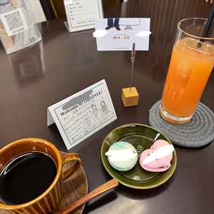 テーブルに手書きのメッセージを用意してくださっており、ドリンクと共に名前が入ったマカロンを出していた