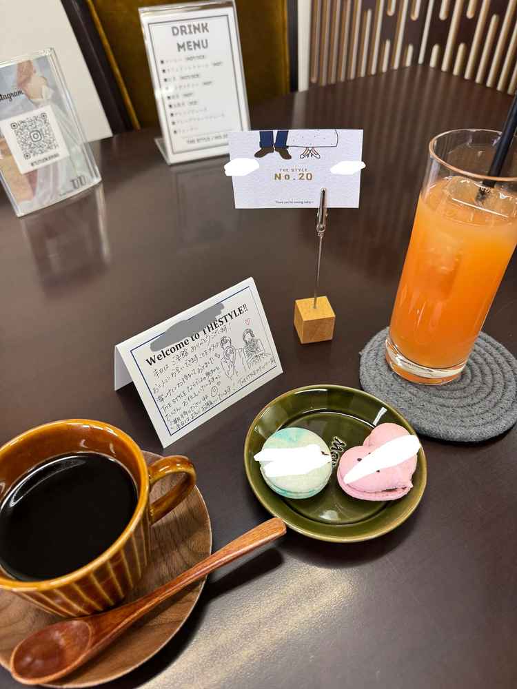 テーブルに手書きのメッセージを用意してくださっており、ドリンクと共に名前が入ったマカロンを出していた