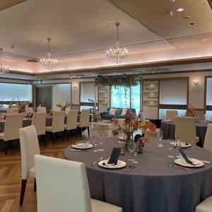 披露宴会場①新郎新婦が座るソファと装飾が可愛かったです。カジュアルでアットホームな感じが素敵でした。