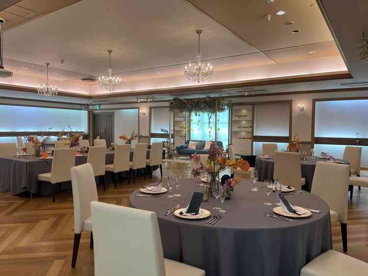 披露宴会場①新郎新婦が座るソファと装飾が可愛かったです。カジュアルでアットホームな感じが素敵でした。