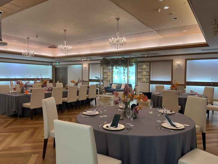 披露宴会場①新郎新婦が座るソファと装飾が可愛かったです。カジュアルでアットホームな感じが素敵でした。