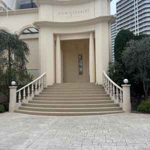 挙式終了後、披露宴会場に向かう際の道。フラワーシャワーもこの手前の道で行うとのこと。