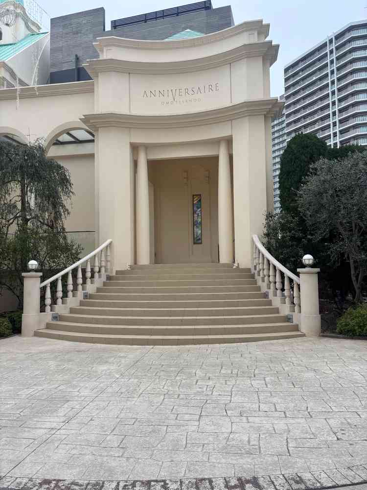 挙式終了後、披露宴会場に向かう際の道。フラワーシャワーもこの手前の道で行うとのこと。