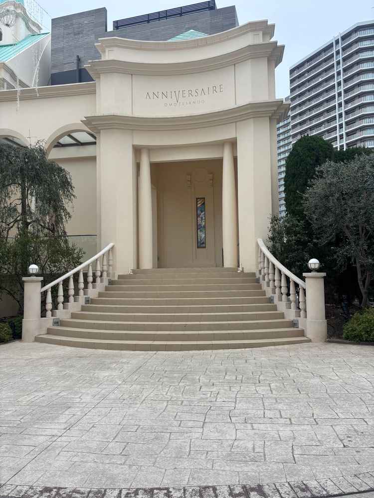 挙式終了後、披露宴会場に向かう際の道。フラワーシャワーもこの手前の道で行うとのこと。