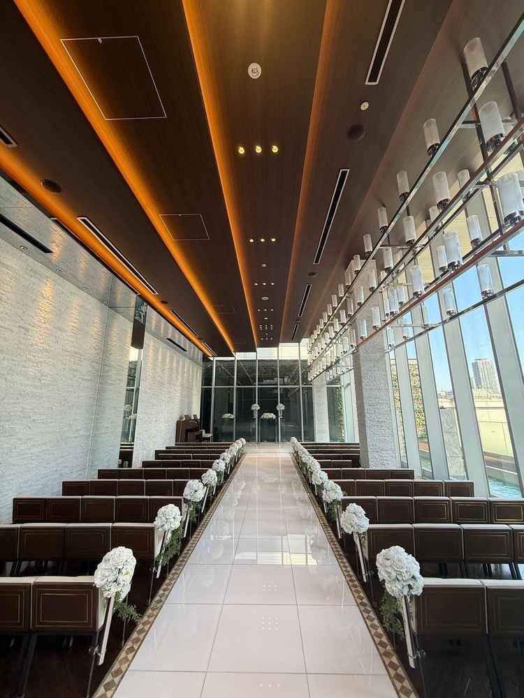 どこから写真を撮っても映えるようなチャペル、お尻が痛くないような椅子で参列者に優しい。