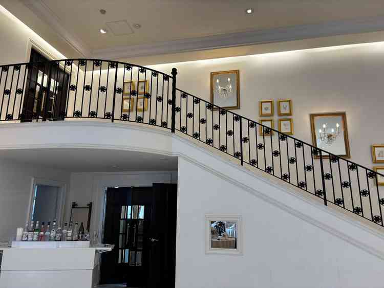 披露宴会場の大階段。ここからも入場できるそう。フォトスポットとしても。