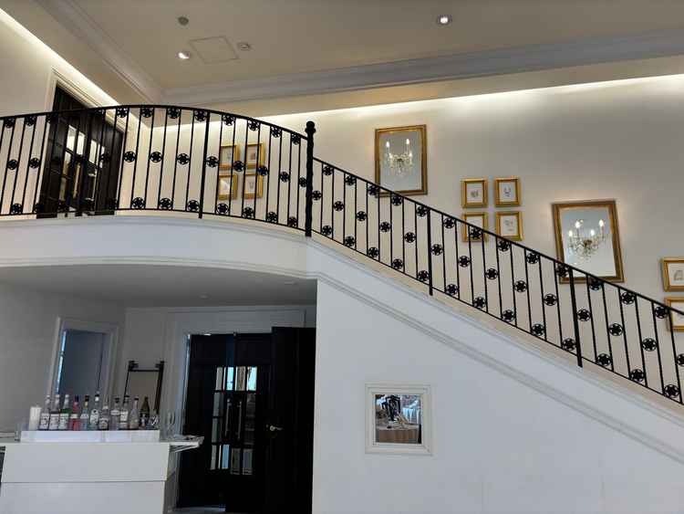 披露宴会場の大階段。ここからも入場できるそう。フォトスポットとしても。