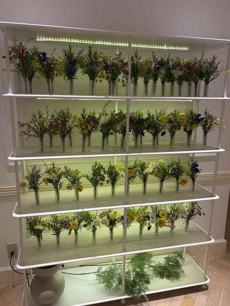 ゲストがひとつずつお花を選び、披露宴卓の花瓶にさすというもの。ゲスト主体で会場雰囲気を作るこできる。