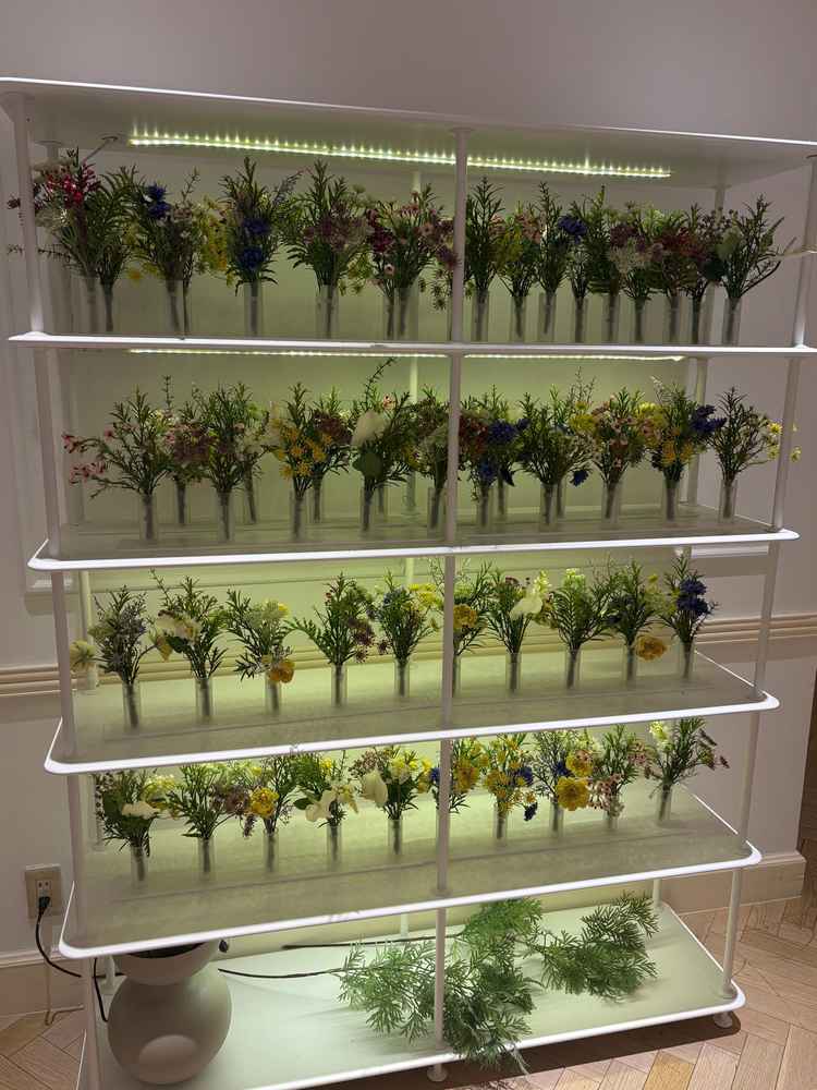 ゲストがひとつずつお花を選び、披露宴卓の花瓶にさすというもの。ゲスト主体で会場雰囲気を作るこできる。