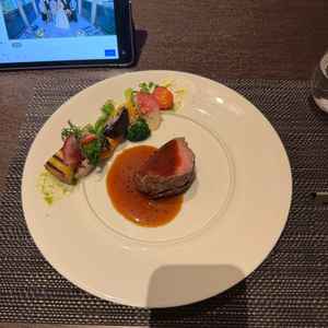 メインのステーキ、野菜もお肉も気持ちを決めカットでソースもおいしい