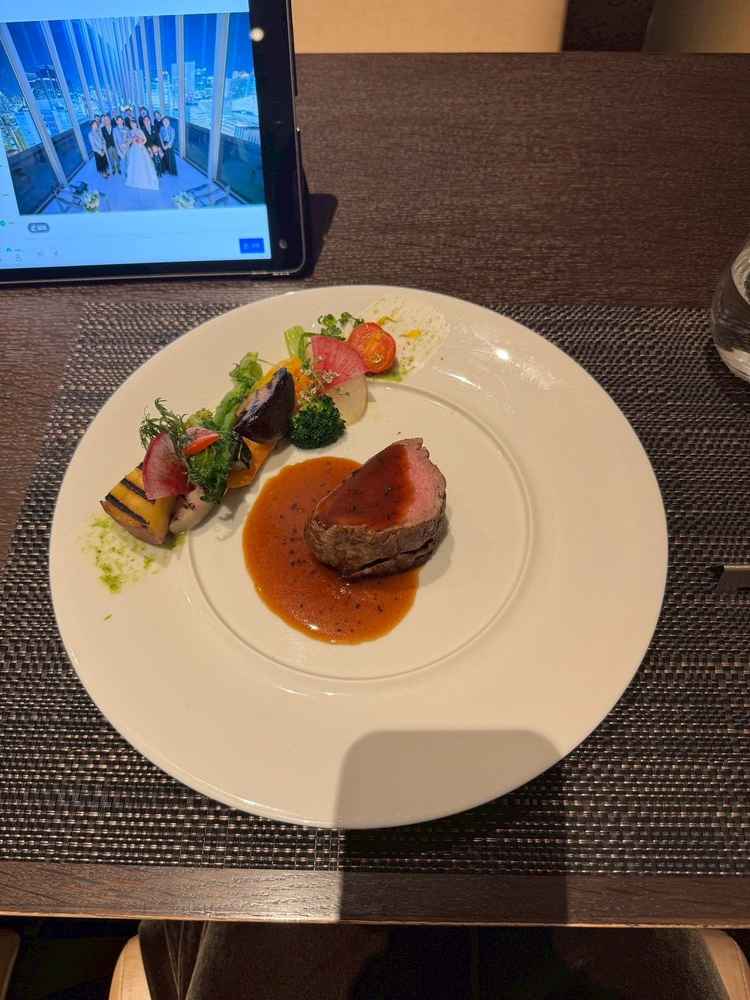 メインのステーキ、野菜もお肉も気持ちを決めカットでソースもおいしい