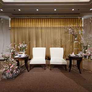 披露宴会場の高砂席、春の花々が綺麗に飾られていました。