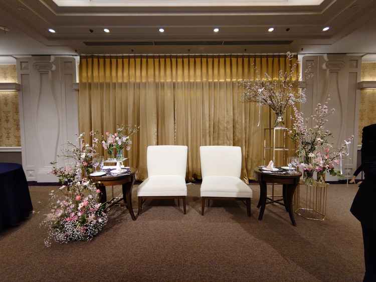 披露宴会場の高砂席、春の花々が綺麗に飾られていました。