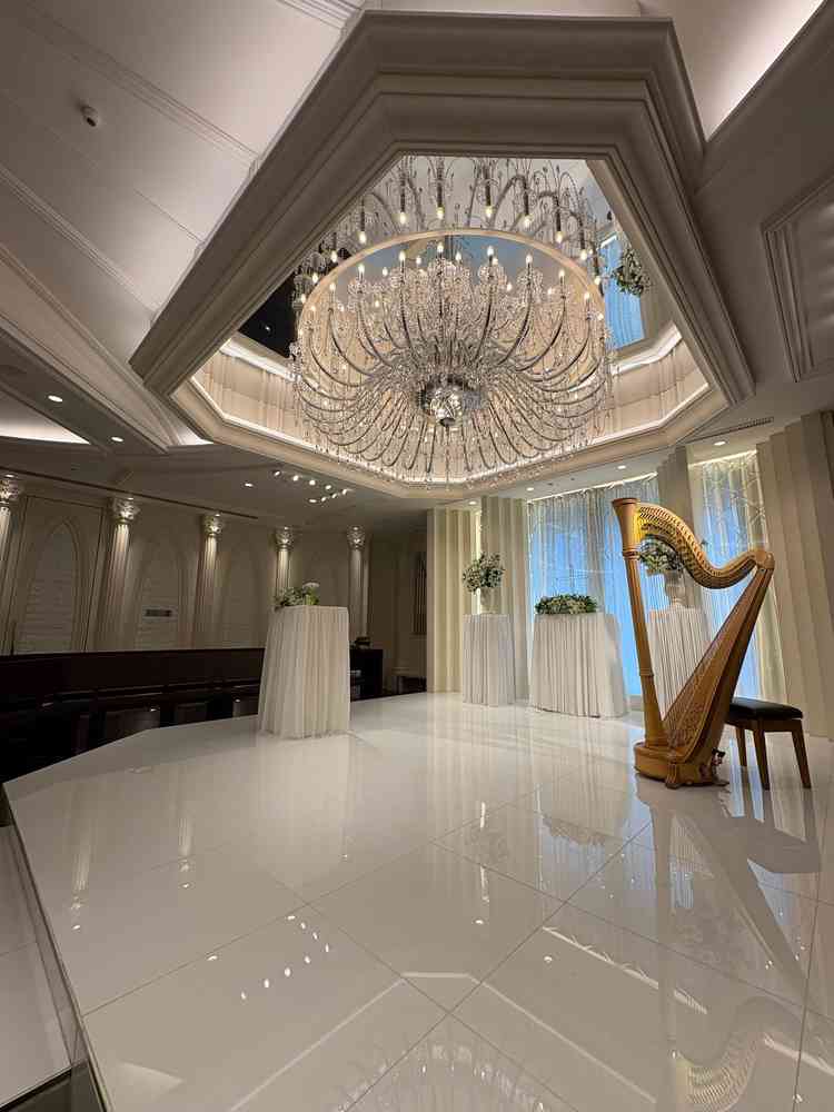 シャンデリアが印象的な挙式会場