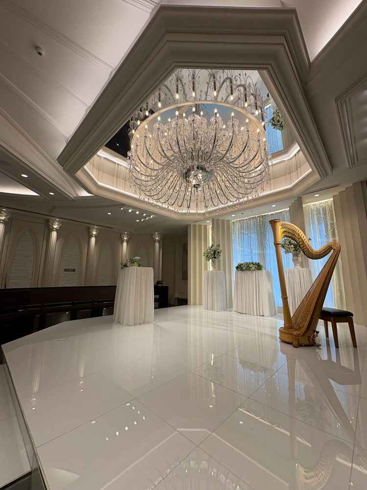 シャンデリアが印象的な挙式会場