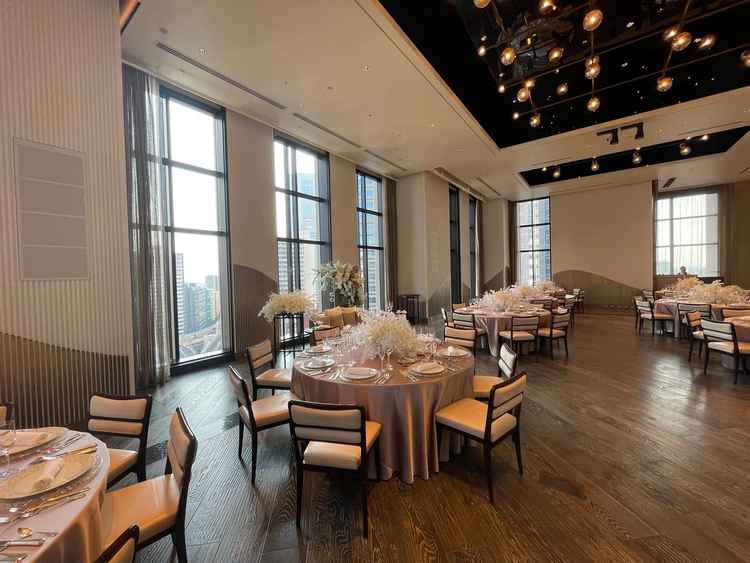 BOWERYの披露宴場は、シックで洗練された雰囲気でした。こちらからも東京の景色が見えました。