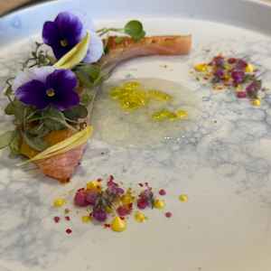 サーモンの料理で実は苦手なのですが好きになりますよと言われて食べました。正直すごく美味しいです。口当