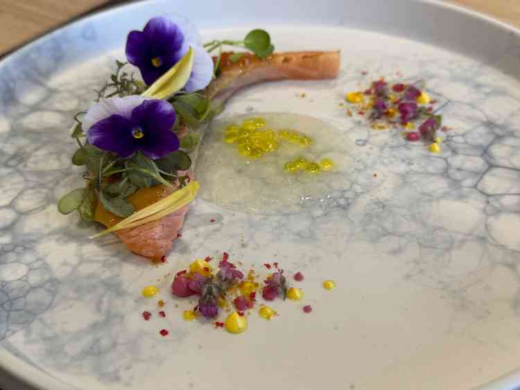 サーモンの料理で実は苦手なのですが好きになりますよと言われて食べました。正直すごく美味しいです。口当