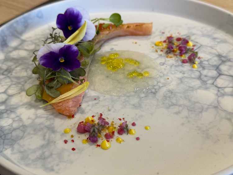 サーモンの料理で実は苦手なのですが好きになりますよと言われて食べました。正直すごく美味しいです。口当