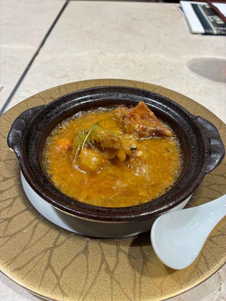 ソフトシェルクラブの唐揚げのフカヒレ煮です。サクサクの食感とトロトロの餡がマッチしていました。